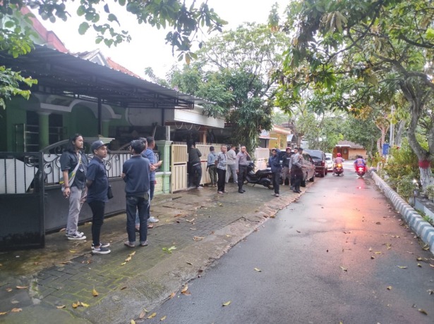 TEROR: Anggota Polres Bondowoso saat datang ke lokasi rumah Kasatpol PP yang telah dirusak.