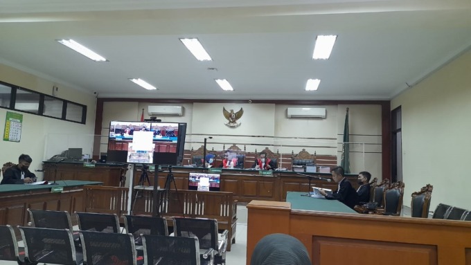 MEJA HIJAU: Suasana persidangan kasus korupsi dana Kube dengan agenda pleidoi di PN Tipikor Surabaya.