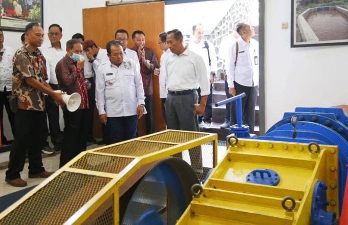 ANJANGSANA: Bupati Jember Hendy Siswanto saat berkunjung ke UMM untuk melihat produk yang dikembangkan sebagai proses kelanjutan kerja sama, dan ditemui langsung oleh Rektor UMM Fauzan, kemarin (9/1) di UMM.