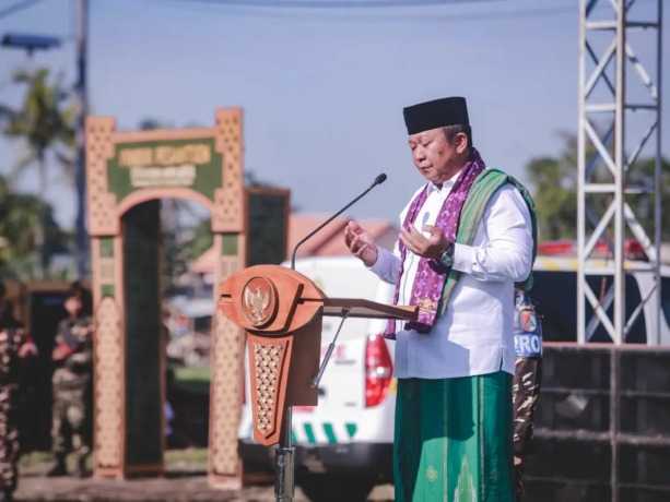 UNTUK JEMBER: Bupati Hendy Siswanto berdoa demi mewujudkan semangat baru dalam berjuang bersama untuk pembangunan Jember, kemarin (22/1), di lapangan Ponpes Nuris Jember.