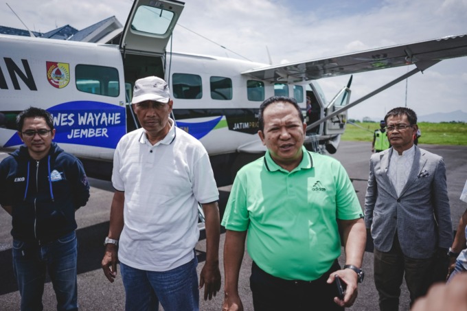 SINERGI: Bupati Jember Hendy Siswanto menyurvei kawasan Kawah Wurung, Bondowoso, menggunakan pesawat Cesna Grand Caravan PK-SNN sebagai bagian dari konsep wisata aviasi melalui Bandara Notohadinegoro, Minggu (29/1).