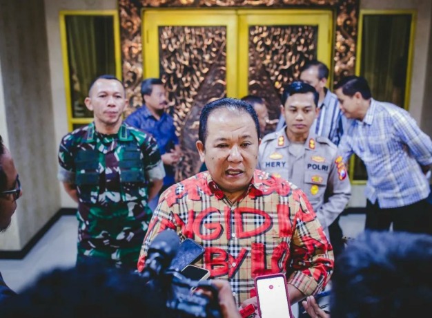 MERAPAT: Bupati Jember Hendy Siswanto usai ngopi bareng dengan stakeholder dan pelaku usaha di Jember, membahas pengendalian inflasi, Senin malam (10/1), di Pendapa Wahyawibawagraha.