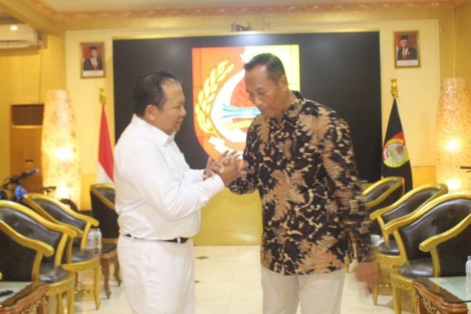 SINERGI: Bupati Jember Hendy Siswanto menerima audiensi pihak UMM, Senin (2/1), di Pendapa Wahyawibawagraha.