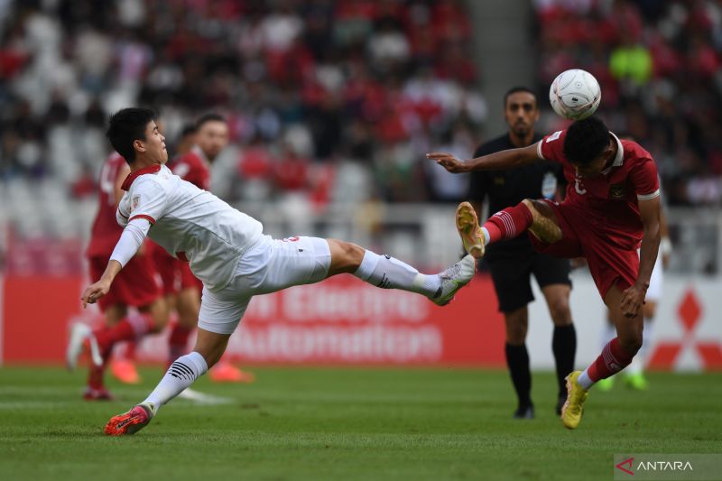 Pesepak bola timnas Indonesia Marselino Ferdinan Philipus (kanan) berebut bola dengan pesepak bola timnas Vietnam Do Duy Manh saat pertandingan leg 1 babak semifinal Piala AFF 2022 di Stadion Utama Gelora Bung Karno (SUGBK), Jakarta, Jumat (6/1/2023).