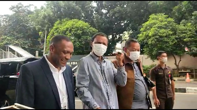 Tampak Rodario de Marshall alias Hercules (tengah), Tenaga Ahli PD Pasar Jaya  memenuhi panggilan penyidik KPK, Kamis (19/1).