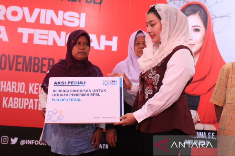 Dokumentasi - Anggota DPR RI Paramitha Widya Kusuma (kanan), di Kabupaten Brebes, Jawa Tengah.