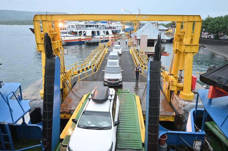 Suasana pelayanan penyeberangan yang dikelola PT ASDP Indonesia Ferry (Persero).