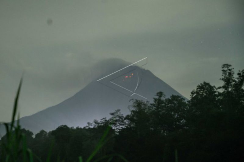Luncuran lava pijar keluar dari kawah Gunung Merapi terlihat dari Srumbung, Magelang, Jawa Tengah, Rabu (4/5/2022). Menurut data BPPTKG Yogyakarta pada periode pengamatan 4 Mei 2022 pukul 00.00-12.00 WIB telah terjadi 11 guguran lava dengan jarak luncur m