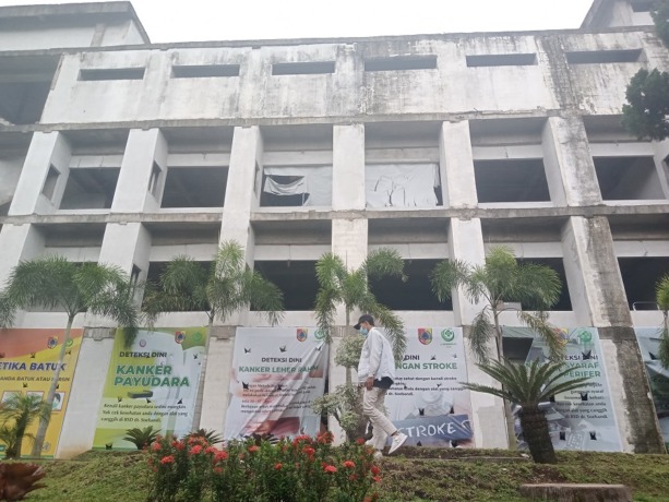MANGKRAK: Bangunan di RSD dr Soebandi sampai sekarang tak ada perubahan sejak tiga tahun lalu, karena tidak selesai dikerjakan.