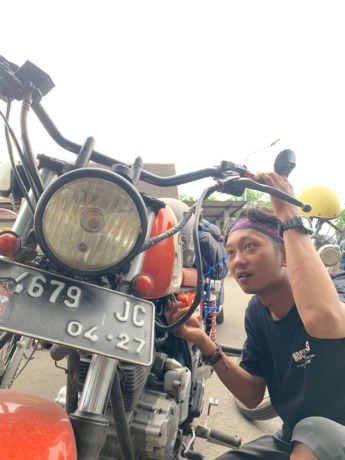 TRAGEDI NYATA: Reza Pahlevi, pria yang tinggal di Jember Lor ini pernah menjadi korban kecelakaan akibat traffic light yang sudah mati.