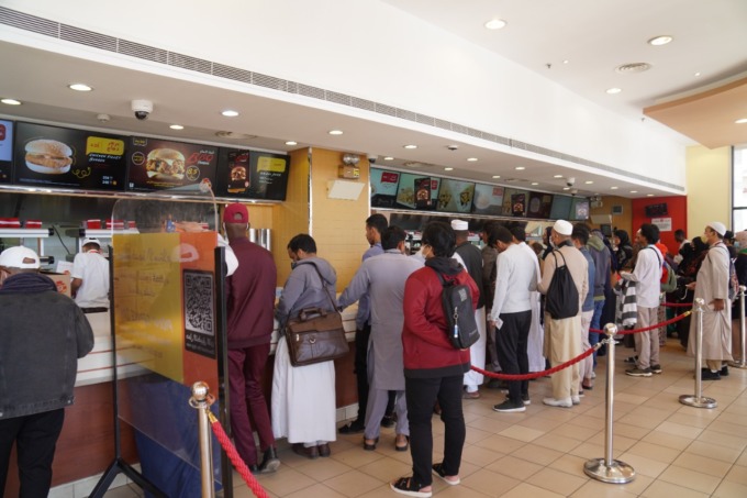 SENSASI AYAM REMPAH: Meski buka sehari sampai 20 jam, gerai Al Baik di Madinah ini tak pernah sepi.