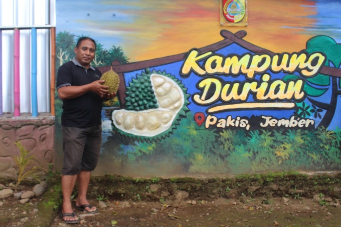 SEGAR: Hartono di kawasan Wisata Kampung Durian, Desa Pakis, Kecamatan Panti.