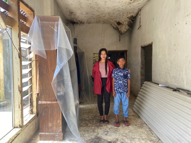 BERKAWAN TAKDIR: Kehidupan sehari-hari Lailatul Fitriah yang harus merawat tiga saudara di rumahnya, Dusun Krajan Tengah, Desa Curahlele, Kecamatan Balung, dengan serba keterbatasan.