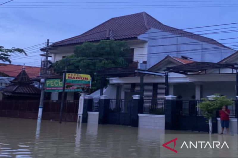 Situasi banjir di Kota Sampang, Jawa Timur, Senin (2/1) pagi.