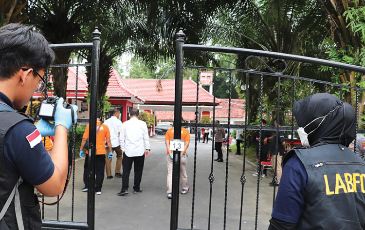 Petugas melakukan olah TKP di rumah dinas wali kota Blitar, Jalan Sudanco Supriyadi, setelah berhari-hari  Polres Blitar bekerja keras maka pelaku perampokan tersebut bisa ditangkap.