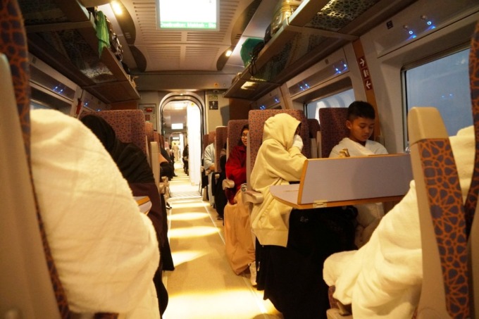 TOP SPEED: Suasana dalam gerbong kereta cepat Al Haramain saat melaju dari Madinah ke Makkah. Kita bisa memantau posisi kereta, kecepatan, suhu, lokasi gerbong, dan stasiun pemberhentian pada layar yang disediakan di tiap gerbong kereta.