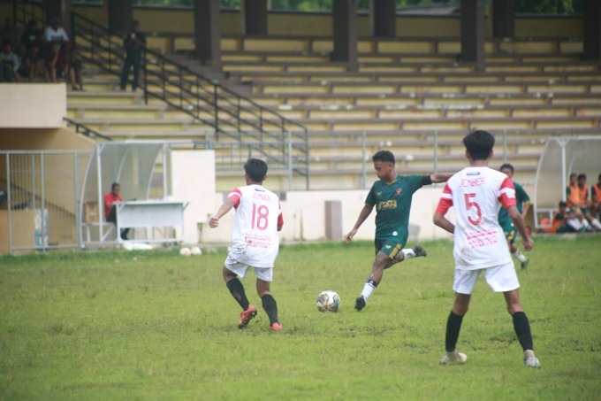 FOKUS: Ega bermain bola dalam perhelatan Piala Soeratin U-13 dan U-15 di Stadion Notohadinegoro.
