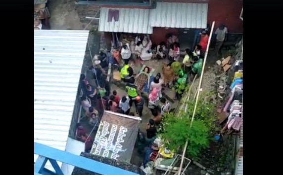 SELAMAT: Tangkapan video yang diambil karyawan Jawa Pos Radar Jember, setelah korban terjun bebas dan dievakuasi di sekitar Jembatan Gladak Kembar.