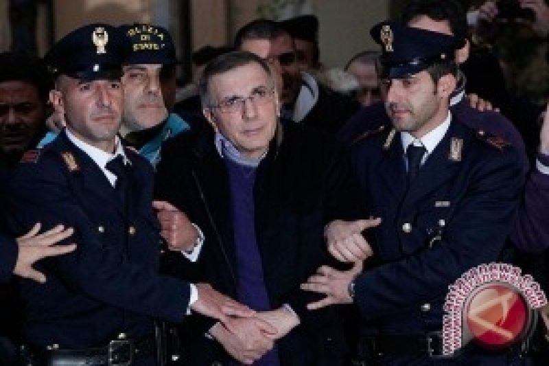 Ilustrasi -- Polisi Italia membawa bos Mafia Michele Zagaria dari kantor polisi di Caserta, sebuah kota di selatan Italia, Rabu (7/12). Polisi Italia menahan bos Mafia Michele Zagaria, salah satu buronan paling dicari di negeri itu sekaligus kepala dari k