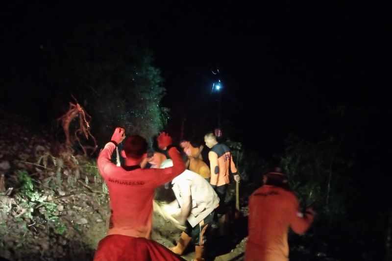 Petugas BPBD bersama warga menangani longsoran tanah di bagian wilayah Kabupaten Kudus, Provinsi Jawa Tengah, Rabu (25/1/2023).
