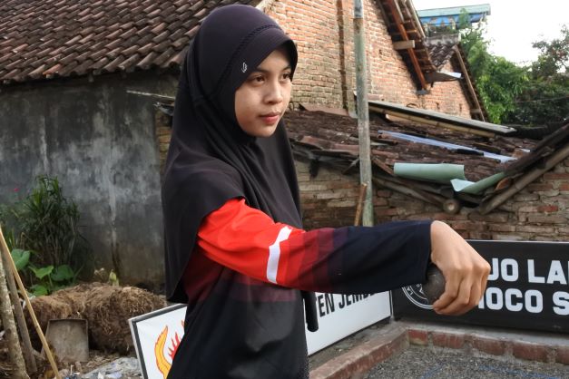 FOKUS SASARAN: Cindi Aprilia bersiap melempar bola besi saat bermain petanque.