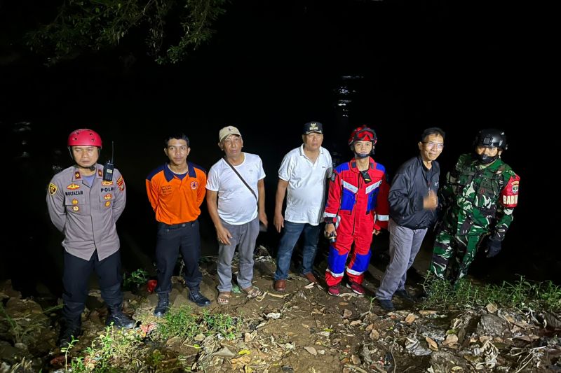 Kapolsek Jagakarsa Multazam Lisendra (kiri) bersama petugas gabungan mencari keberadaan dua anak panti asuhan yang terbawa arus Kali Ciliwung, Jakarta, Minggu (15/1/2023).