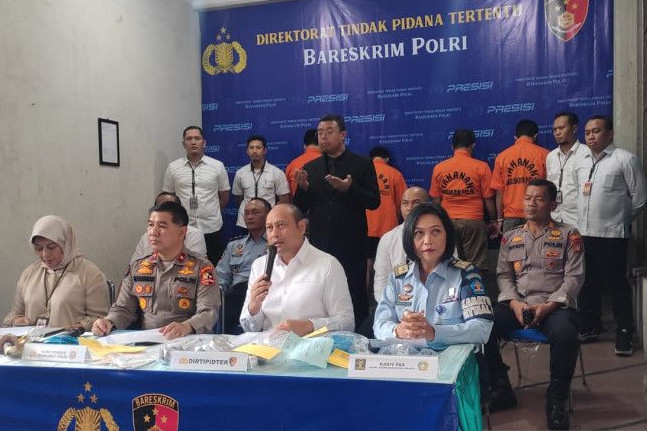 Dittipidter Bareskrim Polri merilis penangkapan empat tersangka kasus gagal ginjal, dua di antaranya buronan berhasil ditangkap, Senin (30/1).