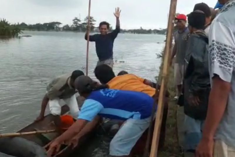 Evakuasi dua korban tenggelam di areal persawahan di Desa Bulungcangkring, Kecamatan Jekulo, Kabupaten Kudus, Jawa Tengah, Selasa (3/1/2023).