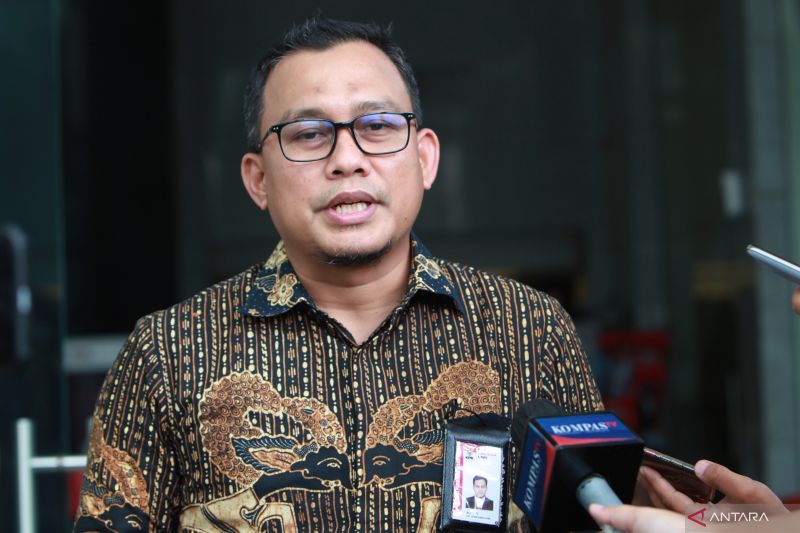 Kepala Bagian Pemberitaan KPK Ali Fikri (tengah) memberikan keterangan pers.