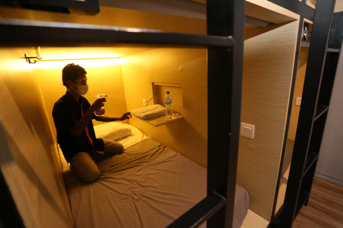 SIAPKAN HUNIAN: Karyawan salah satu hotel di Jember melakukan sterilisasi. Pada November 2022 ini terjadi peningkatan TPK hotel.