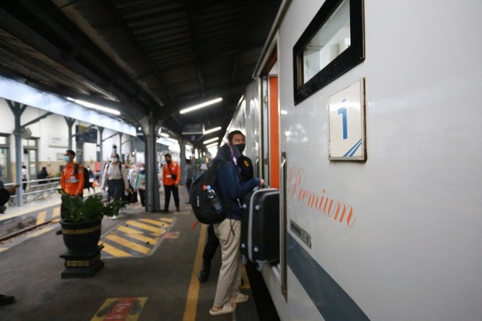 MASIH RAMAI: Kepadatan penumpang yang terjadi di Stasiun Jember. Kedatangan dan keberangkatan penumpang yang menggunakan moda transportasi kereta saat libur Nataru.