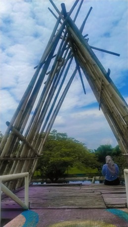 MULAI TAK TERURUS: Salah satu spot foto wisata yang berada di TPA Pakusari. Kini kondisi kayu atau bambunya mulai kusam.