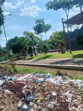 TAK TERAWAT: Salah satu sudut Ruang Terbuka Hijau (RTH) Arjasa yang dipenuhi sampah. Bahkan sejumlah fasilitas mainan mulai rusak.