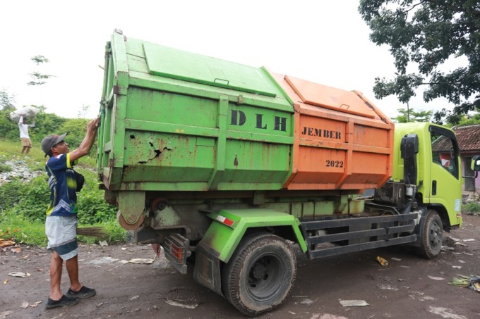 DITAMBAH: Truk arm roll akan disediakan di wilayah Kecamatan Puger. Hal itu dilakukan karena keterbatasan pendirian TPS di wilayah tersebut.