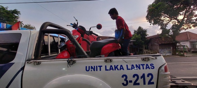 EVAKUASI: Anggota Satlantas Polres Jember saat mendatangi TKP laka tunggal seorang pelajar berusia 15 tahun di Desa Ajung, Kecamatan Ajung.