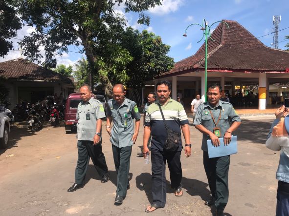 DATANGI LOKASI: Sejumlah petugas Pengadilan Negeri (PN) Jember ketika mendatangi lokasi rumah yang akan dieksekusi, kemarin.