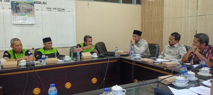 MINTA PERLINDUNGAN: Perkumpulan ketua RT dan ketua RW di Kelurahan/Kecamatan Kaliwates yang mengadukan kelanjutan jabatan mereka ke DPRD, di ruang Komisi A, kemarin.