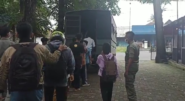 TAK PATUT DITIRU: Puluhan pelajar yang terjaring razia di sekitar Rest Area Jubung, kemarin. Mereka diamankan petugas satpol PP karena membolos saat jam sekolah.
