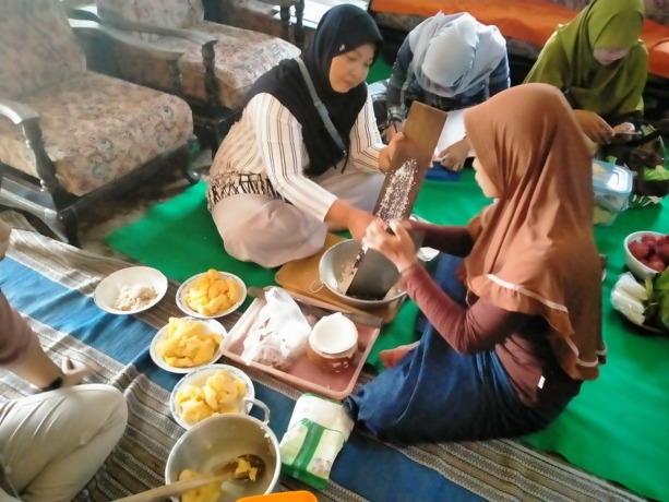 HASILKAN PRODUK: Suasana perkumpulan Kelompok Wanita Tani (KWT) Larasati Desa Andongsari, Kecamatan Ambulu, ketika mengolah produknya.