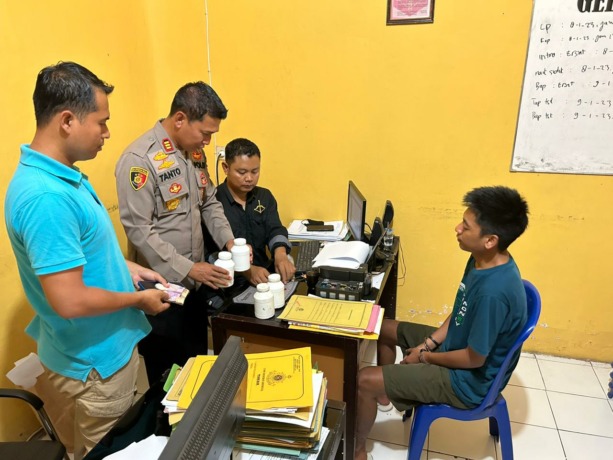 MASUK BUI: Tersangka pengedar okerbaya (kanan) diperiksa di Polsek Silo. Dia ditangkap ketika hendak bertransaksi.