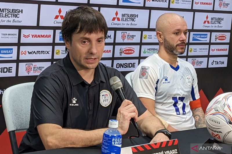 Pelatih tim nasional Filipina Josep Ferre (kiri) dan kapten skuadnya Stephan Schrock memberikan pernyataan kepada media pada konferensi pers selepas laga Grup A Piala AFF 2022 kontra Indonesia di Stadion Rizal Memorial, Manila, Filipina, Senin (2/1/2023).