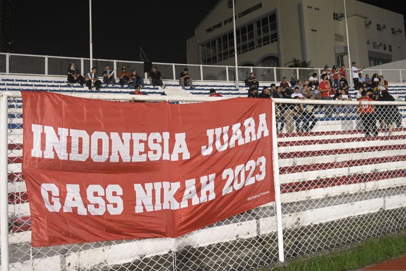 Suporter Timnas Indonesia memberikan dukungan saat laga lanjutan Grup A Piala AFF 2022 melawan timnas Filipina di Rizal Memorial Stadium, Manila, Filipina, Senin (2/1/2023).