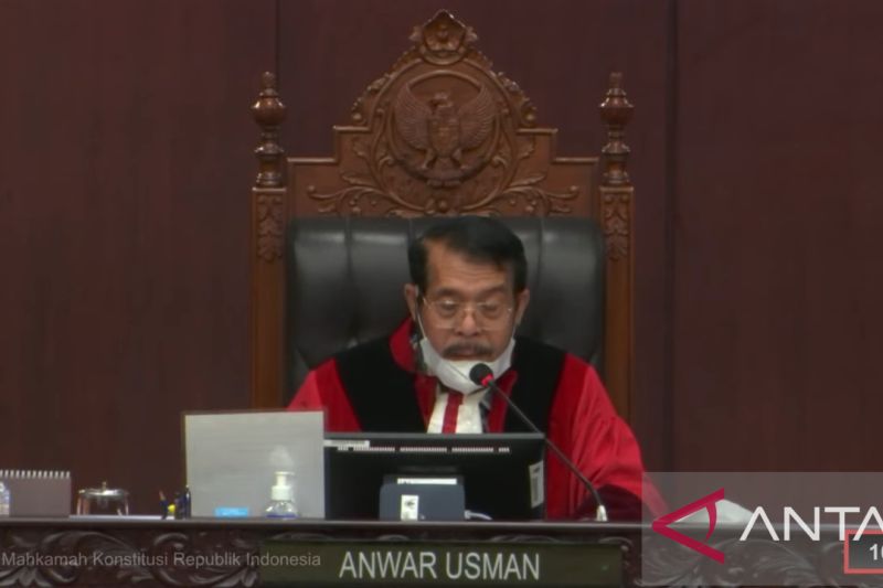 Tangkapan layar Ketua MK Prof Anwar Usman saat membacakan amar putusan perkara Nomor 24/PUU-XX/2022 di Jakarta, Selasa, (31/1/2023).