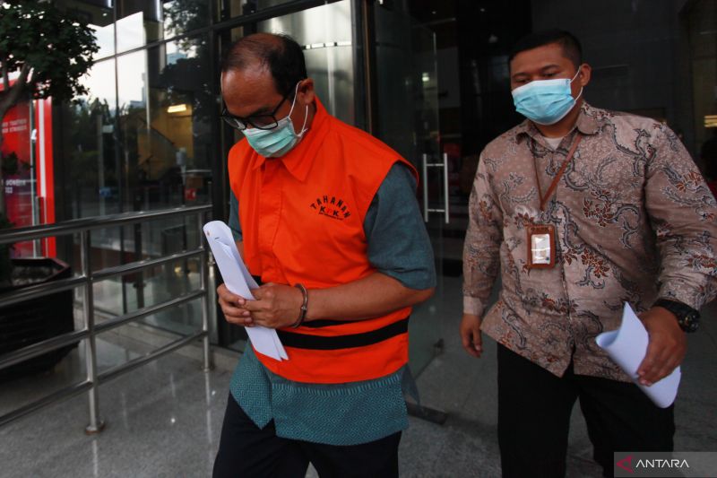 Tersangka kasus dugaan suap penanganan perkara di Mahkamah Agung (MA), Hakim Agung Gazalba Saleh (kiri), berjalan menuju mobil tahanan usai menjalani pemeriksaan di Gedung Merah Putih KPK, Jakarta, Senin (19/12/2022). . ANTARA FOTO/Reno Esnir/tom.