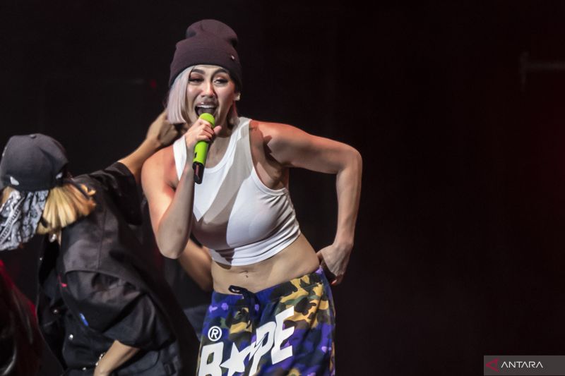 Penyanyi Agnez Mo tampil pada hari ketiga Synchronize Fest 2022 di Gambir Expo Kemayoran, Jakarta, Minggu (9/10/2022). ANTARA FOTO/Muhammad Adimaja/aww.