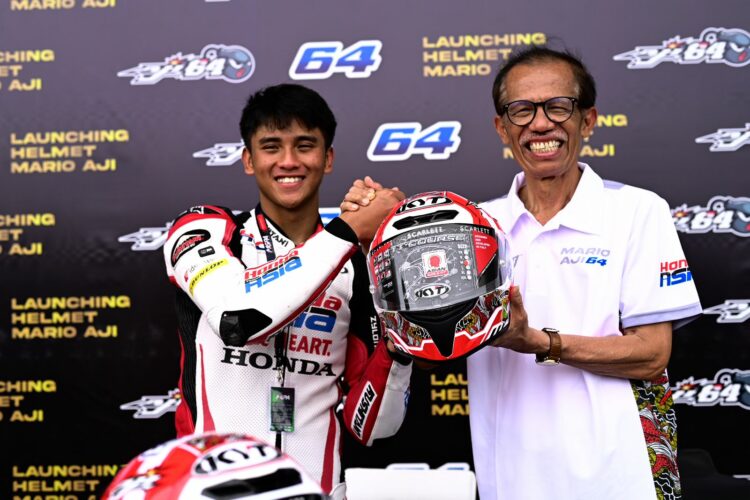 Mario Suryo Aji (kiri) dan Suprawoto saat launching helm kemarin. Helm tersebut bakal dikenakan Mario pada Moto3 musim ini.