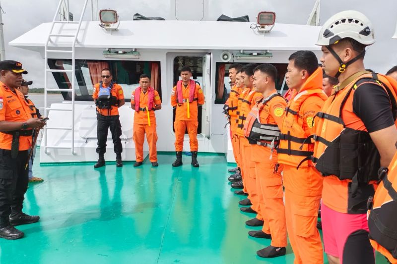 Tim SAR sesaat sebelum melakukan pencarian menggunakan KN Sasikirana di Pelabuhan Penagi, Natuna, Kepri, Ahad (8/1/2023).