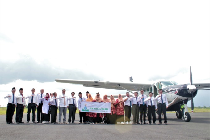 KOMPAK: Para pejabat UIN KHAS Jember di depan pesawat Cessna Grand Caravan yang dipakai terbang untuk sosialisasi di angkasa Jember.