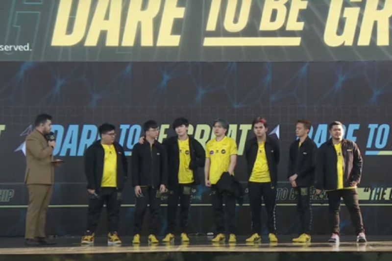 Wakil Indonesia Onic Esports usai memenangi pertandingan upper bracket melawan tim Myanmar Falcon Esports pada hari pertama Knockout Stage M4 World Championship di Tennis Indoor Senayan, Jakarta, Sabtu (7/1/2023).