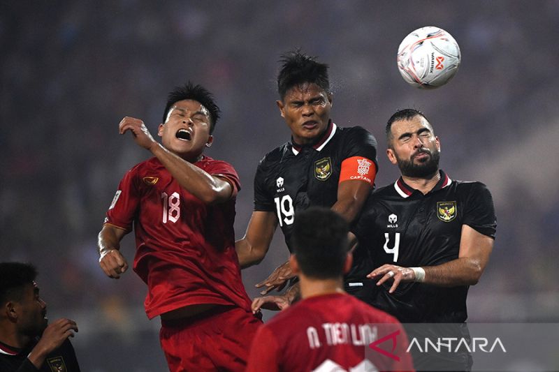 Arsip - Pesepak bola Timnas Indonesia Fachruddin Aryanto (kedua kanan) dan jordi Amat (kanan) berusaha menyundul bola ke arah gawang Timnas Vietnam dalam pertandingan leg 2 babak Semi Final Piala AFF 2022 di Stadion Nasional My Dinh, Hanoi, Vietnam, Senin